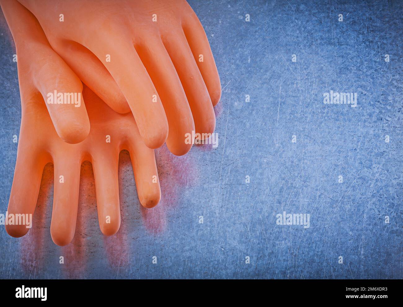 Guantes de goma de los electricistas en el concepto metálico de la  electricidad del fondo Fotografía de stock - Alamy