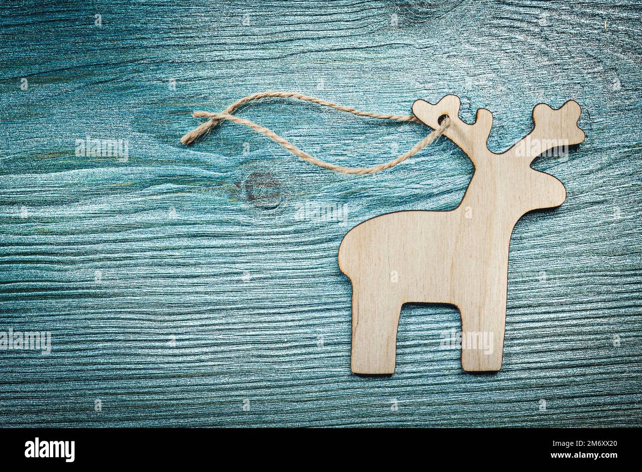 Versión horizontal de la cadena de ciervos de madera vintage en el concepto de vacaciones de tablero de madera. Foto de stock