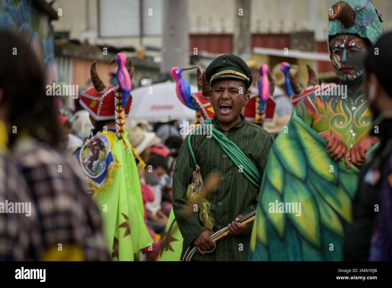 La llegada de la familia Ipial al Carnaval Multicolor de la Frontera, es un homenaje a las primeras familias indígenas fundadoras de la ciudad. Ipiales, Foto de stock
