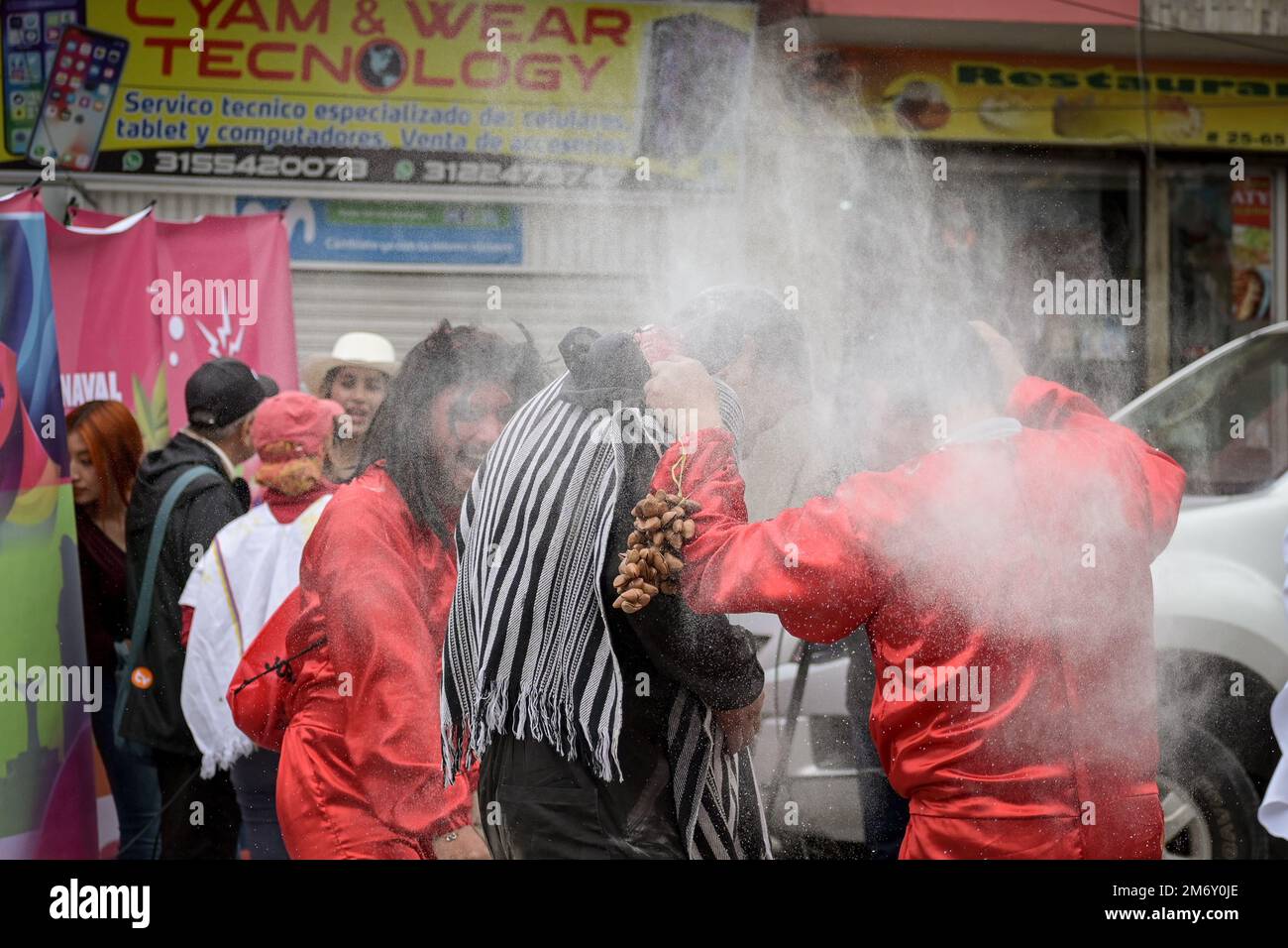 Tradicional juego de carnaval donde se utilizan espuma, pintura facial y talco. Ipiales, Nariño, 5 de enero de 2023. Foto de stock
