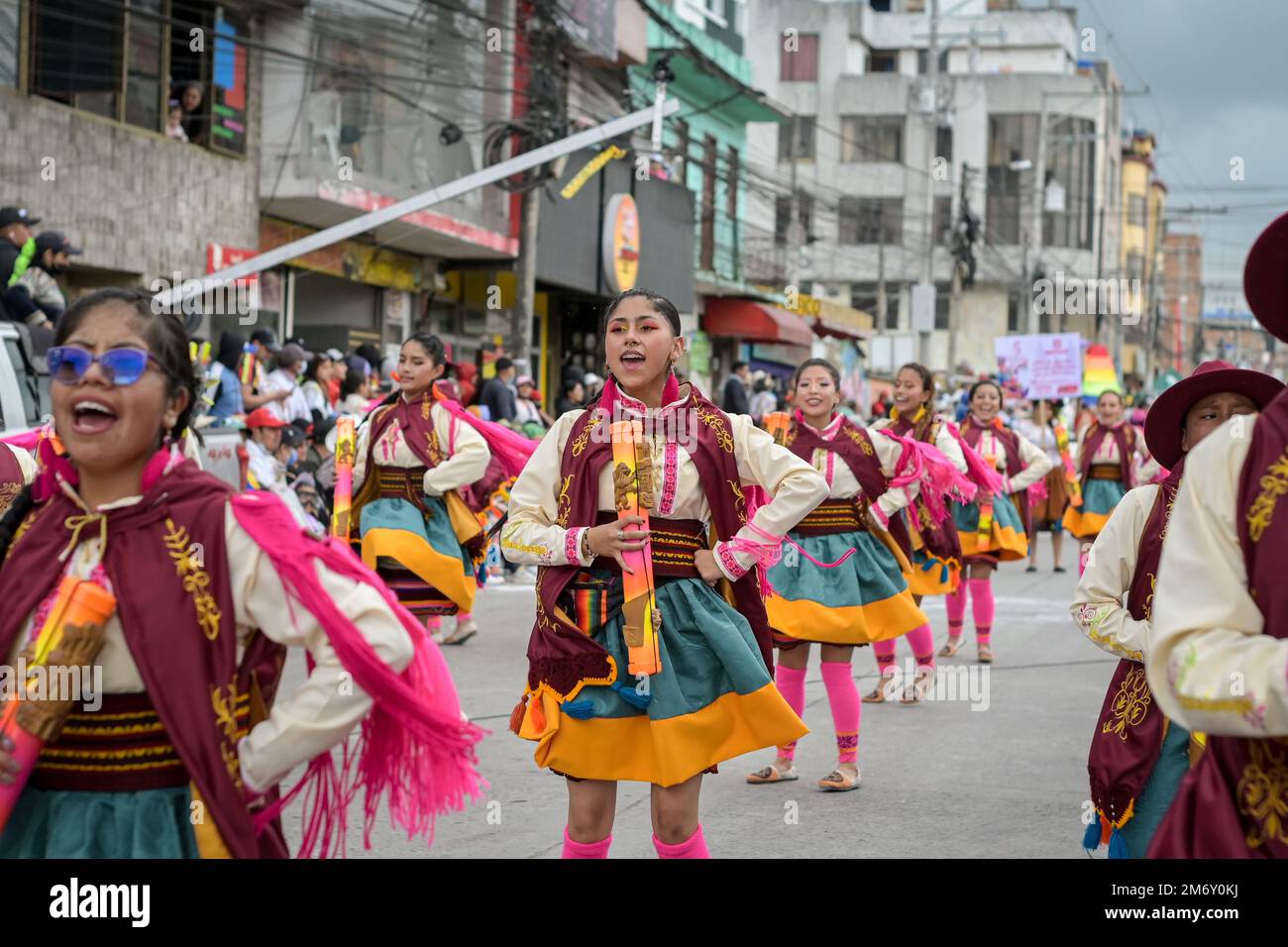 La llegada de la familia Ipial al Carnaval Multicolor de la Frontera, es un homenaje a las primeras familias indígenas fundadoras de la ciudad. Ipiales, Foto de stock