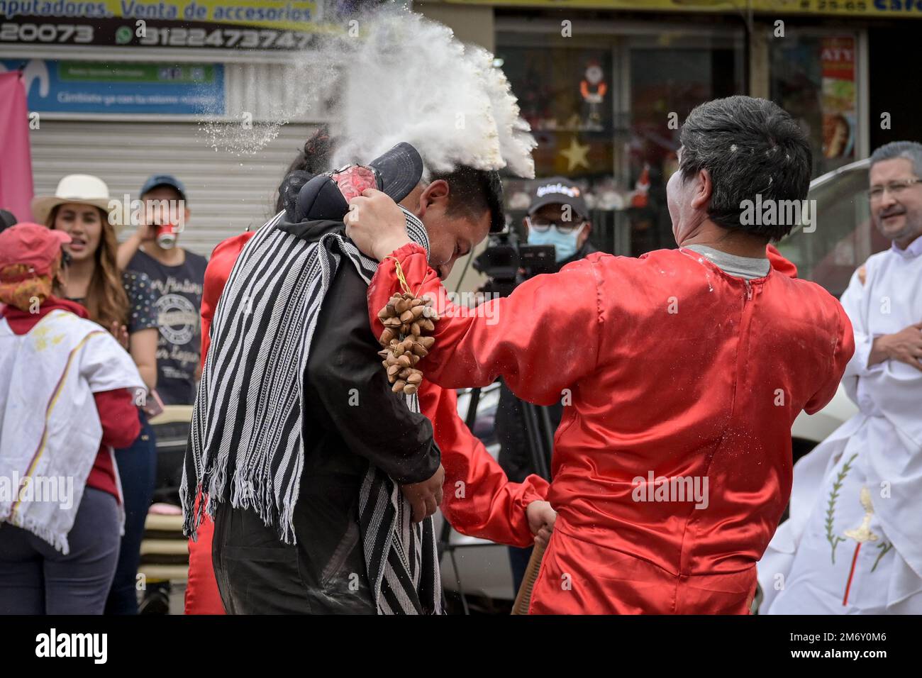 Tradicional juego de carnaval donde se utilizan espuma, pintura facial y talco. Ipiales, Nariño, 5 de enero de 2023. Foto de stock