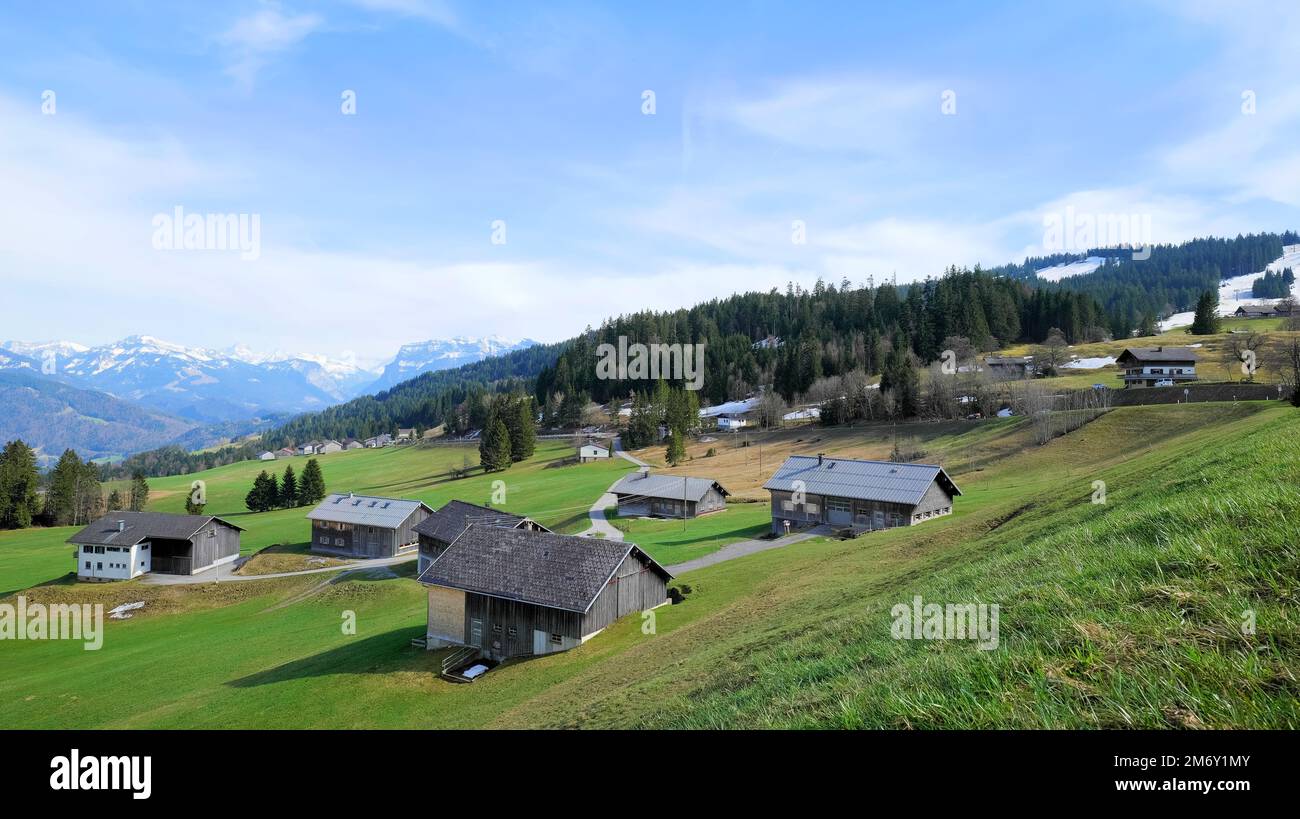 Pueblo de montaña en una pendiente con pocas casas en Dornbirn, Austria Foto de stock