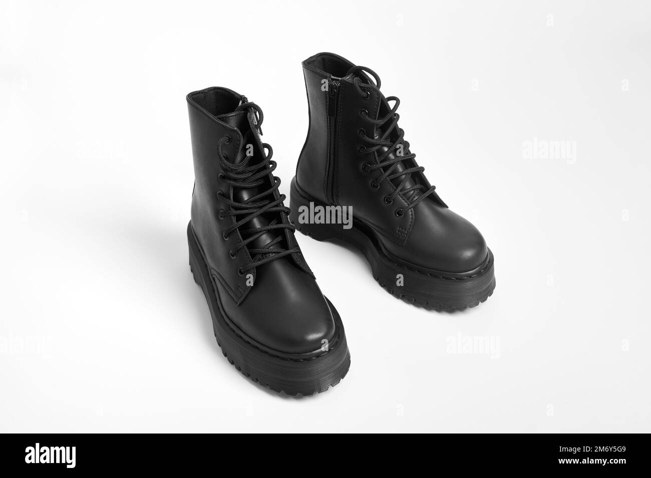 Botas de combate de mujeres negras en plataforma de tacón alto con suelas  de orejetas sobre fondo blanco aislado. Botas de combate de plataforma de  tacón alto militar con estilo para mujer