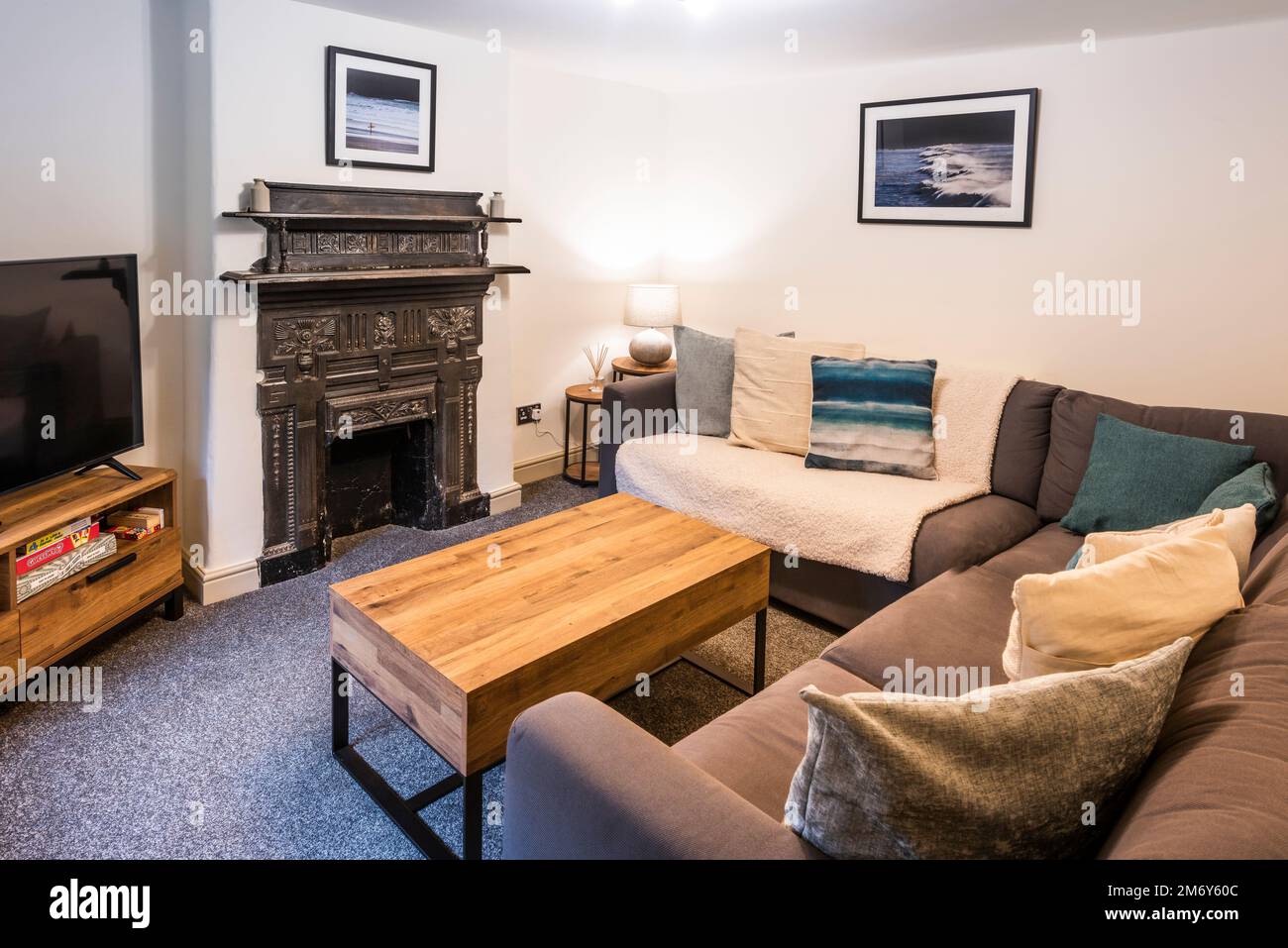 Una cómoda habitación en una propiedad airbnb disponible para alquilar en Newquay en Cornualles en el Reino Unido. Foto de stock