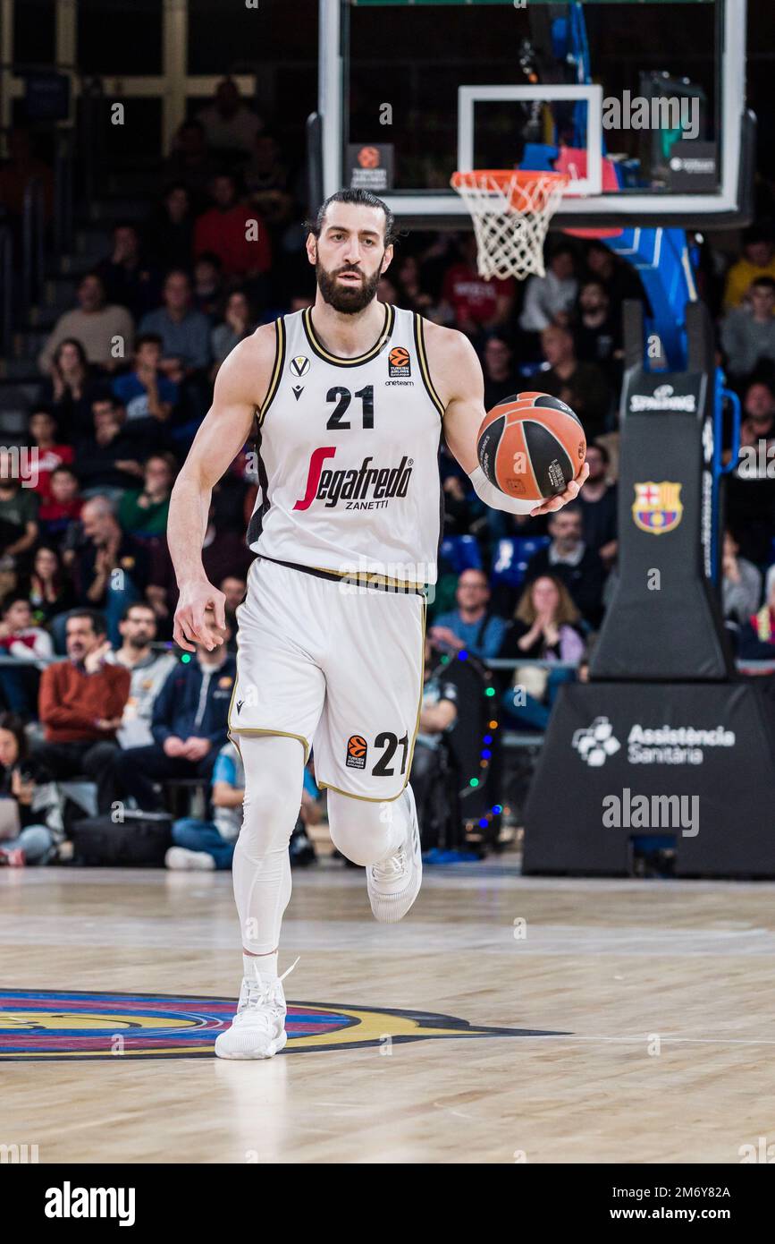 Barcelona, España - 05/01/2023, Tornike Shengelia de Virtus Segafredo Bologna durante el partido 