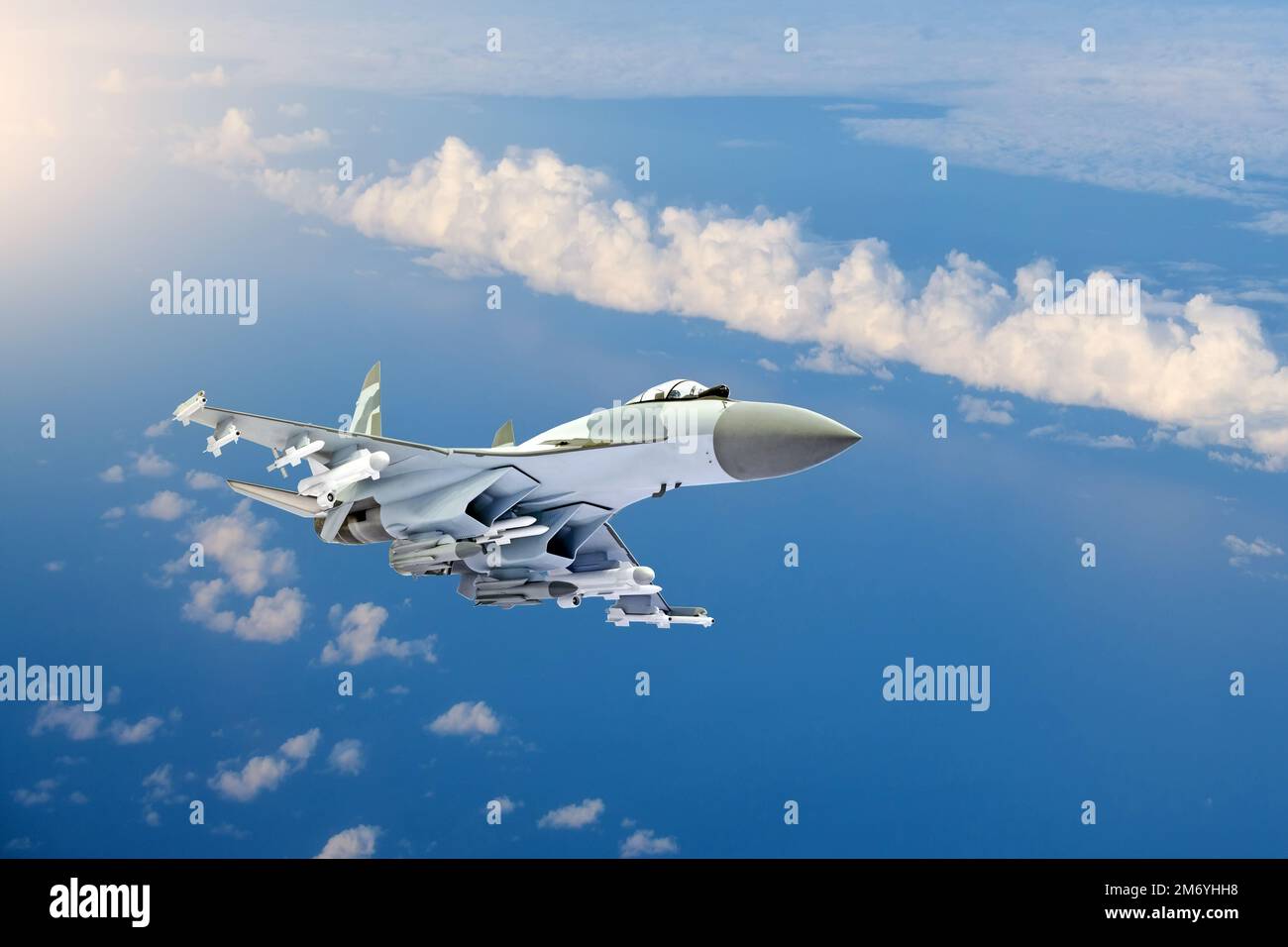 Aviones de combate militar vuela sobre el mar, volando alto en el cielo Foto de stock