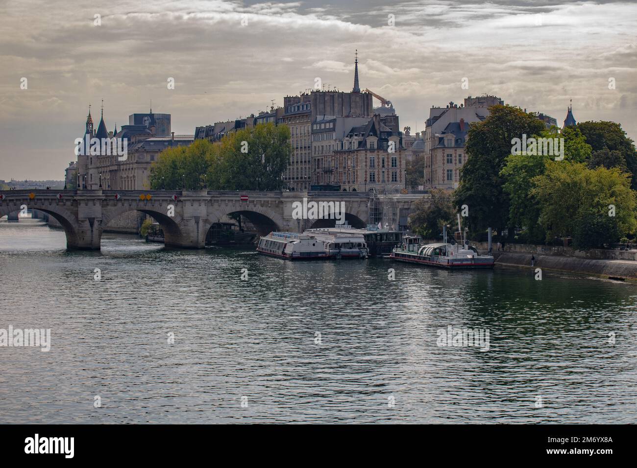 Fotografía callejera alrededor del río Sena en París. Foto de stock