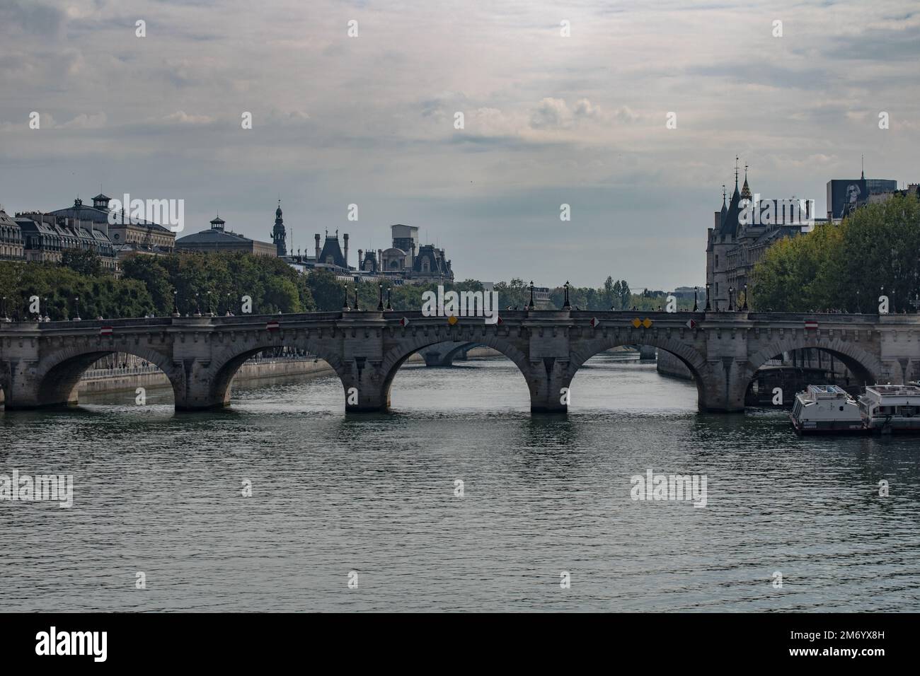 Fotografía callejera alrededor del río Sena en París. Foto de stock