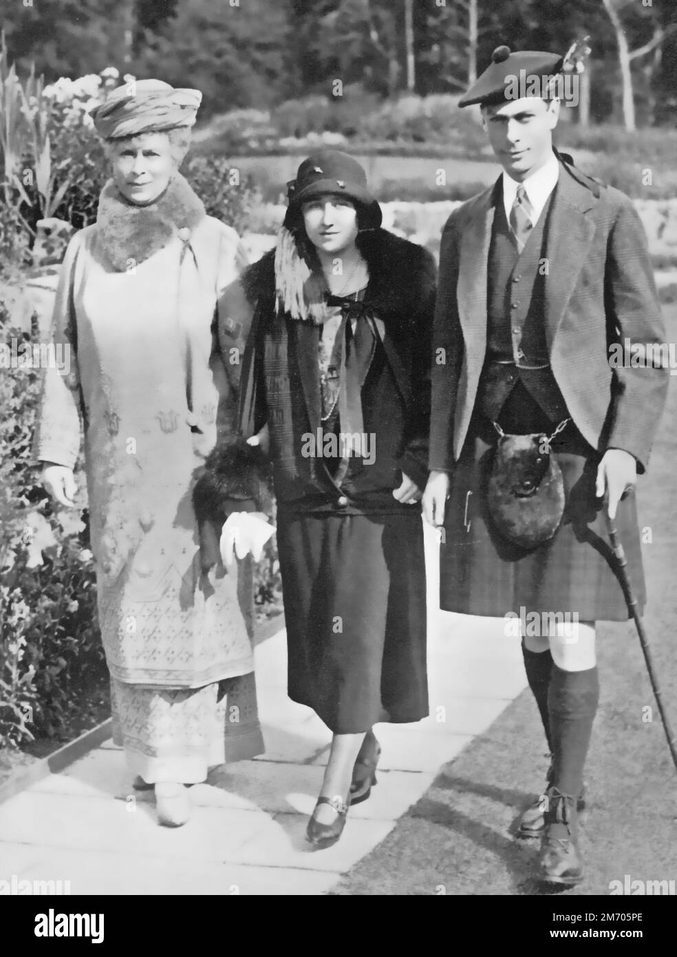 Reina María con el duque y la duquesa de York en Balmoral, Escocia, 1924. La reina María (1867-1953) con el futuro rey Jorge VI (1895-1952) y la reina Isabel (1900-2002). El Castillo de Balmoral, Aberdeenshire, Escocia, es una residencia de la familia real británica. Foto de stock