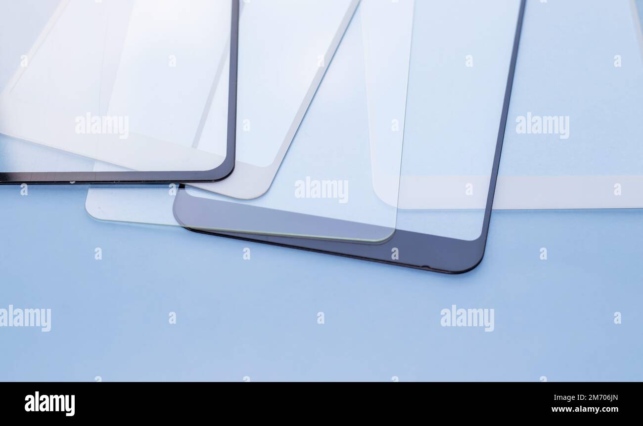 Manchas de pegamento de baja calidad de protector de pantalla film después  de despegar desde el móvil Fotografía de stock - Alamy