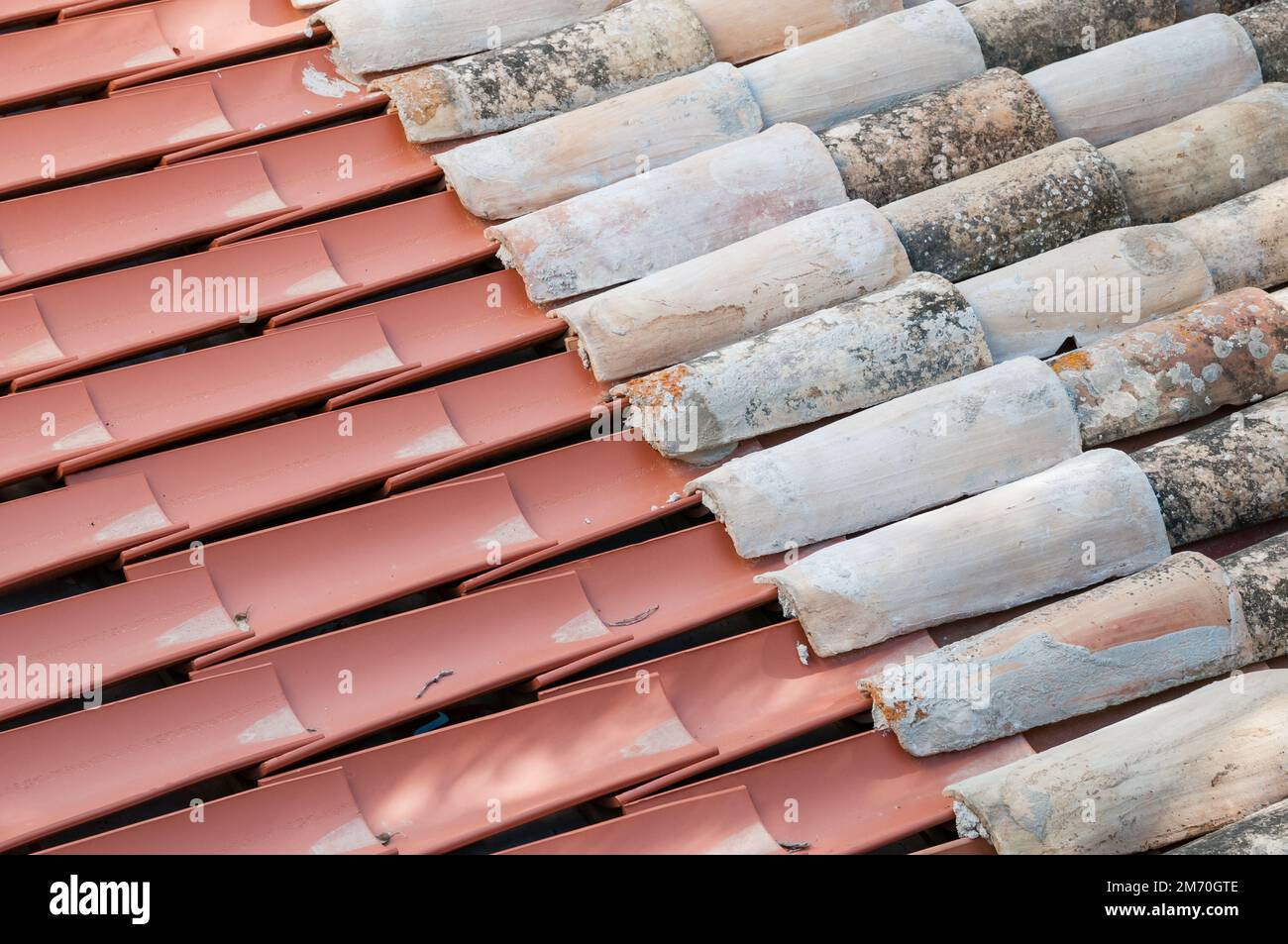 tejas curvas de arcilla, reparación de azulejos, techo, casa, renovación de bulding, Olivella, Cataluña, España Foto de stock