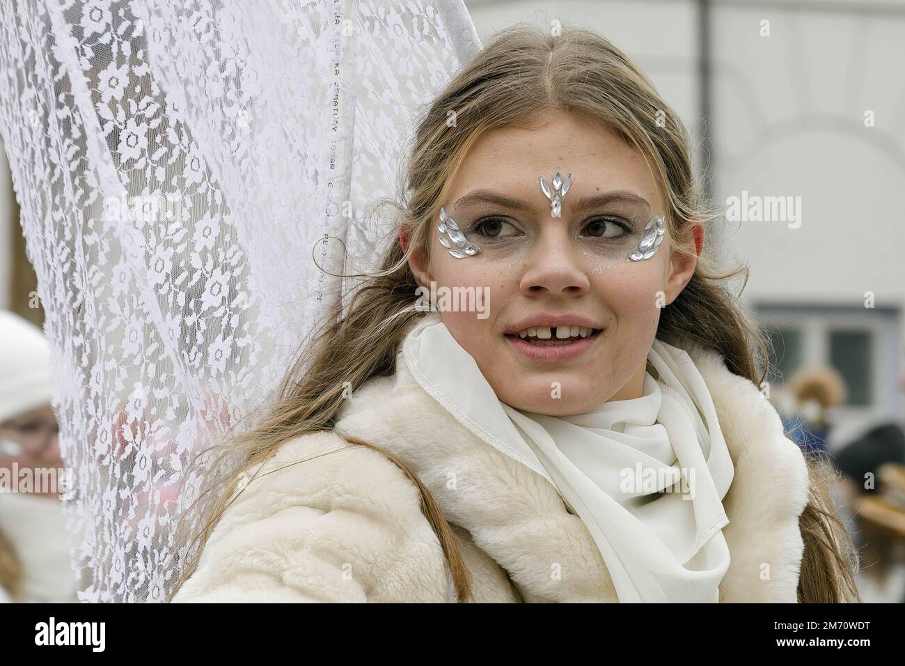 Varsovia, Polonia. 06th de enero de 2023. Una mujer con maquillaje festivo participa durante la procesión. La Epifanía (Trzech Króli o Reyes Magos) se celebra en Polonia con grandes desfiles en la Varsovia, Polonia. 06th de enero de 2023. Una mujer con maquillaje festivo participa durante la procesión. La Epifanía (Trzech Króli o Reyes Magos) se celebra en Polonia con grandes desfiles en la