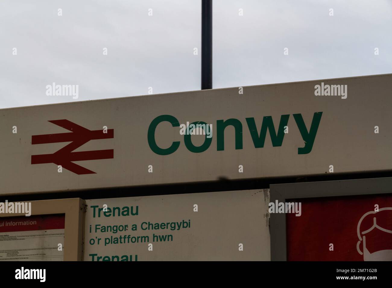 CONWY, GALES – NOVIEMBRE 2021: Señal de la estación de tren de Conwy, Conwy, Reino Unido Foto de stock