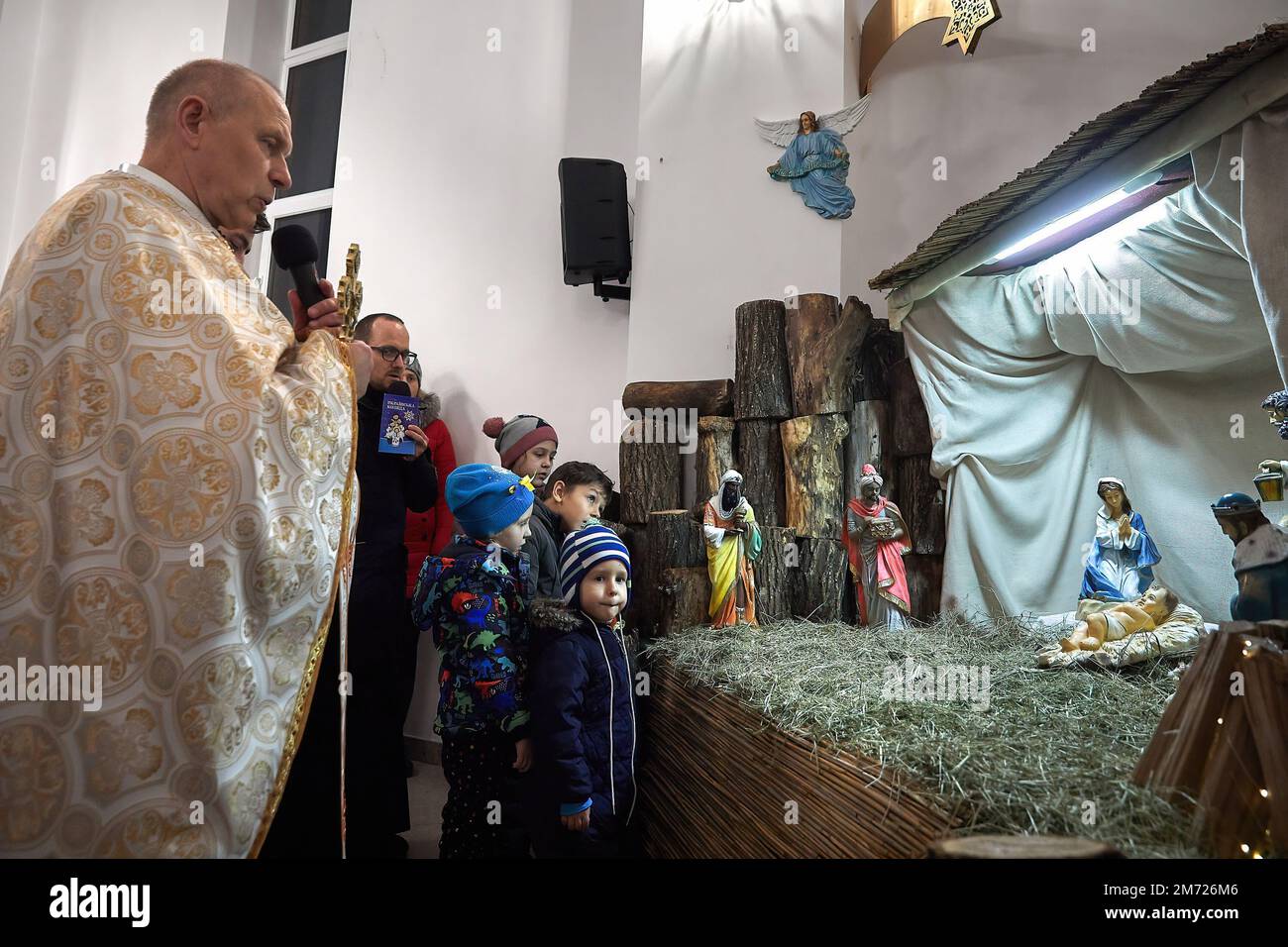 Kherson, Ucrania. 06th de enero de 2023. El padre de la iglesia ortodoxa  reza durante la misa de Navidad. Celebración de Navidad ortodoxa en la  ciudad de Kherson, Ucrania. Esta celebración coincidió