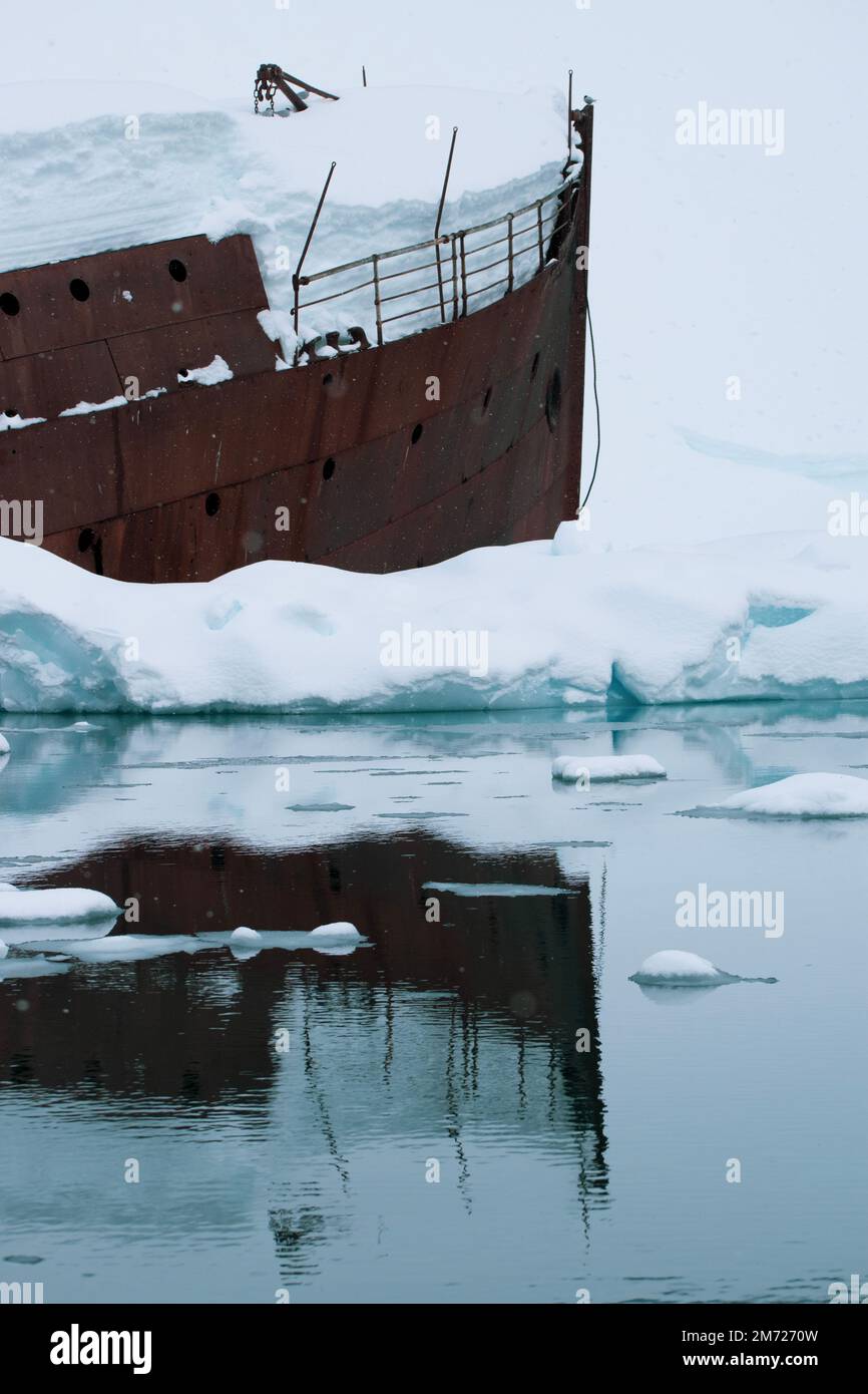 Un barco ballenero de metal se hundió en el agua helada alrededor de la Antártida, Foyn Harbor. Foto de stock