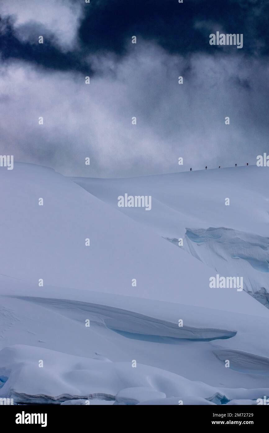 Colina fresca llena de nieve en el paisaje de la Antártida Foto de stock