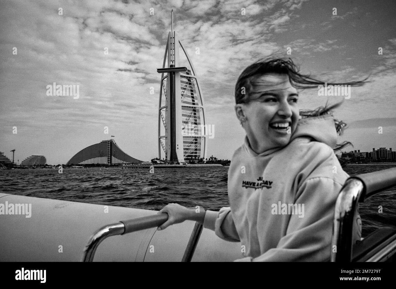 Taipéi. 30th de diciembre de 2022. Un turista disfruta de la vista del exclusivo hotel Burj Al Arab durante un paseo en lancha rápida en Dubai, Emiratos Árabes Unidos el 30/12/2022 por Wiktor Dabkowski Crédito: dpa/Alamy Live News Foto de stock