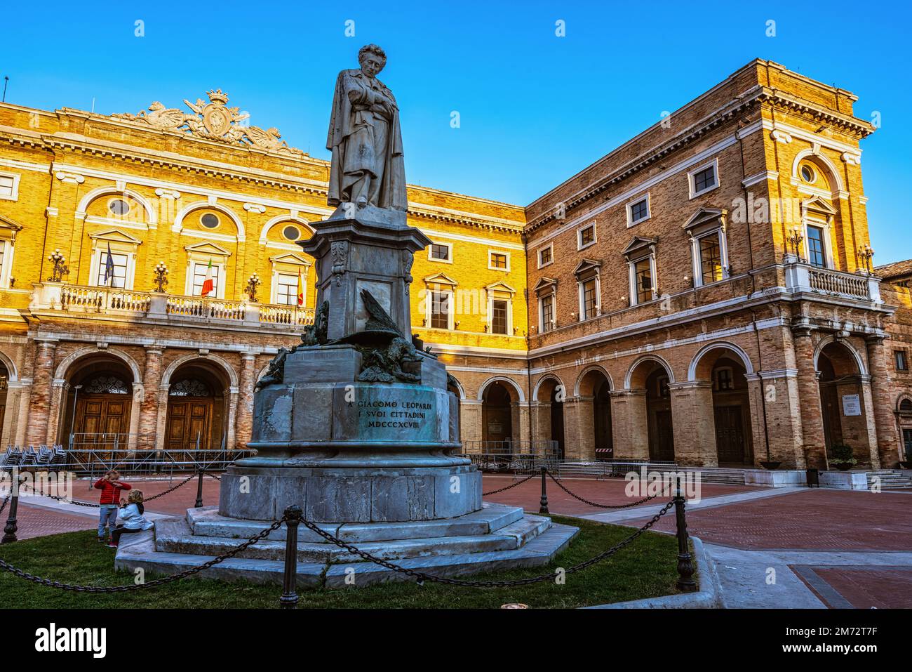 Plaza Giacomo Leopardi, el Ayuntamiento y el monumento dedicado al poeta. Recanati, provincia de Macerata, Marche, Italia, Europa Foto de stock