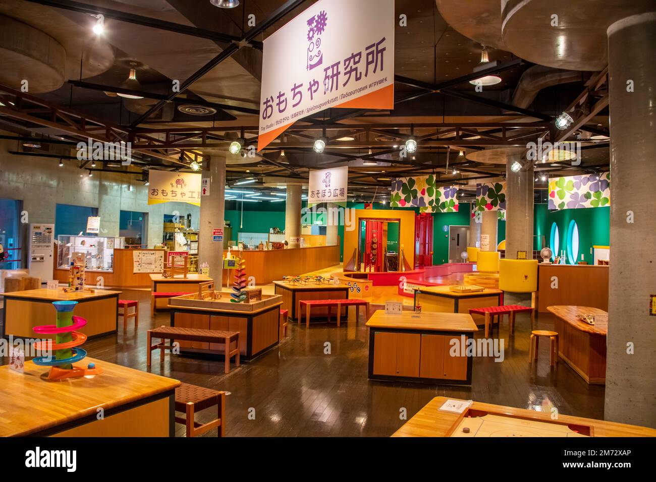 Tottori Japón 1st Dic 2022: La sala de juguetes en WARABEKAN, un museo de  juguetes y canciones infantiles. Los visitantes pueden disfrutar de una  mirada cercana a cómo funcionan los juguetes Fotografía