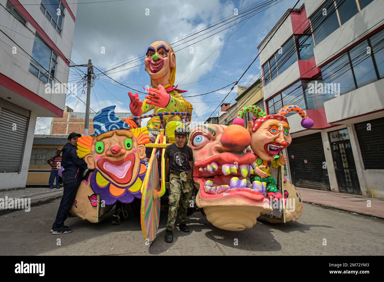 Los artesanos ultiman detalles de sus carrozas para el gran desfile del 'Multicolor Border Carnival'. Ipiales, Nariño, 6 de enero de 2023. Foto de stock