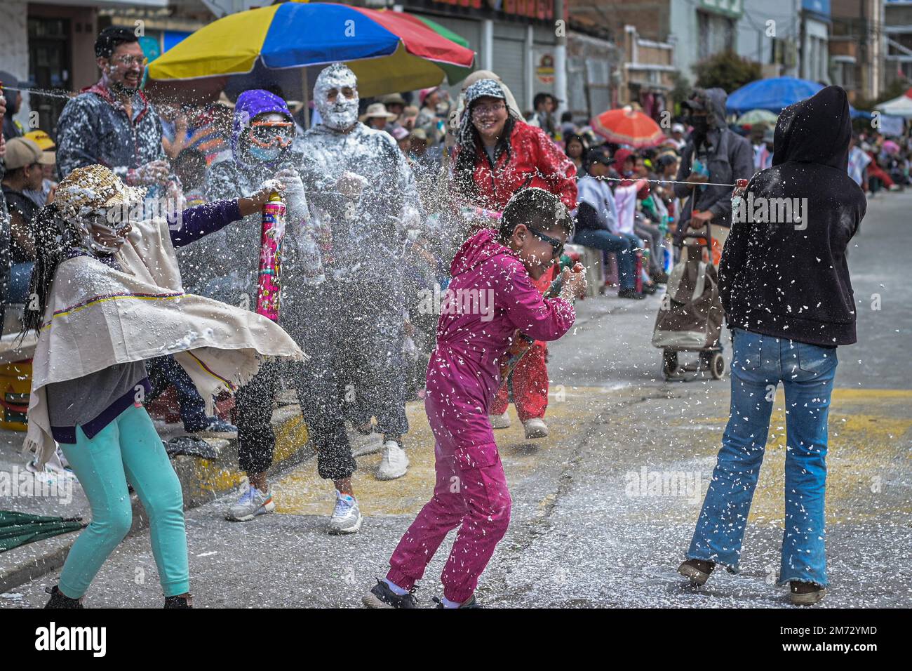 Tradicional juego de carnaval donde se utilizan espuma, pintura facial y talco. Ipiales, Nariño, 6 de enero de 2023. Foto de stock