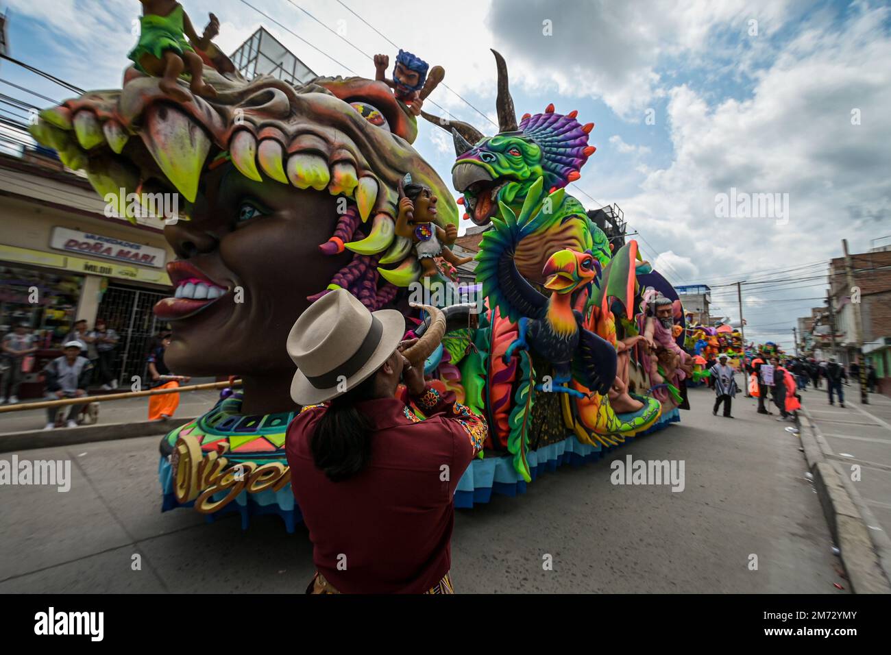 Grandes carrozas desfilan junto a comparsas en el último día del Carnaval Multicolor de la Frontera. Ipiales, Nariño, 6 de enero de 2023. Foto de stock