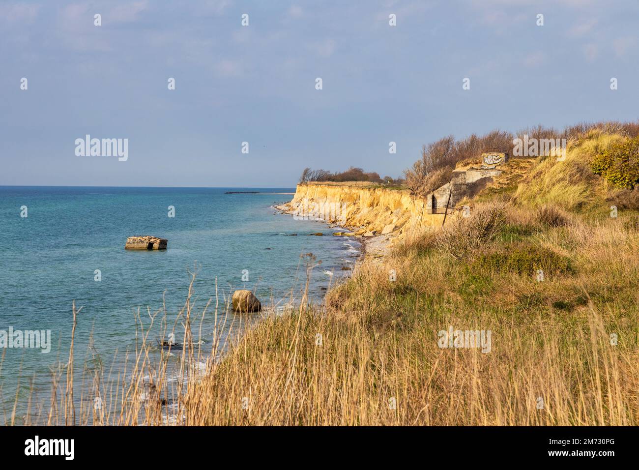 Steilküste con Bunkeranlage Strand Wustrow Foto de stock