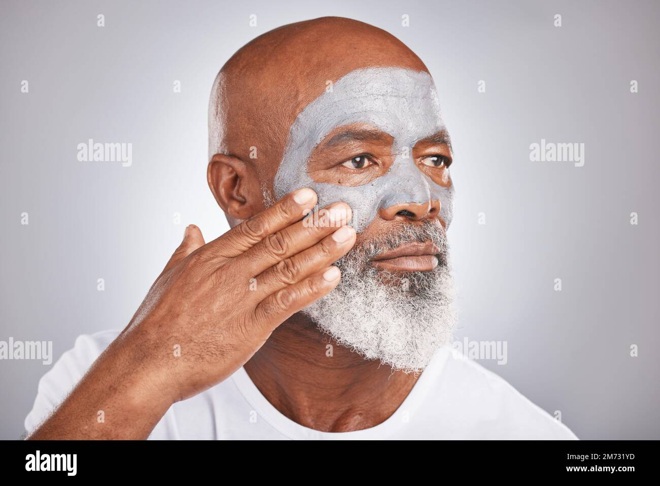 Cuidado de la piel facial y hombre con producto de crema de afeitar en  estudio aislado
