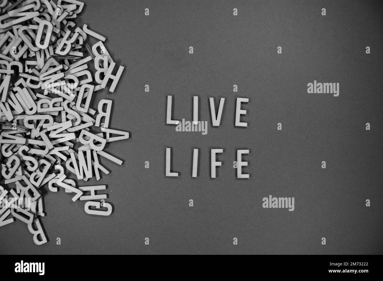 Pila de letras mayúsculas de madera en inglés que se derraman en