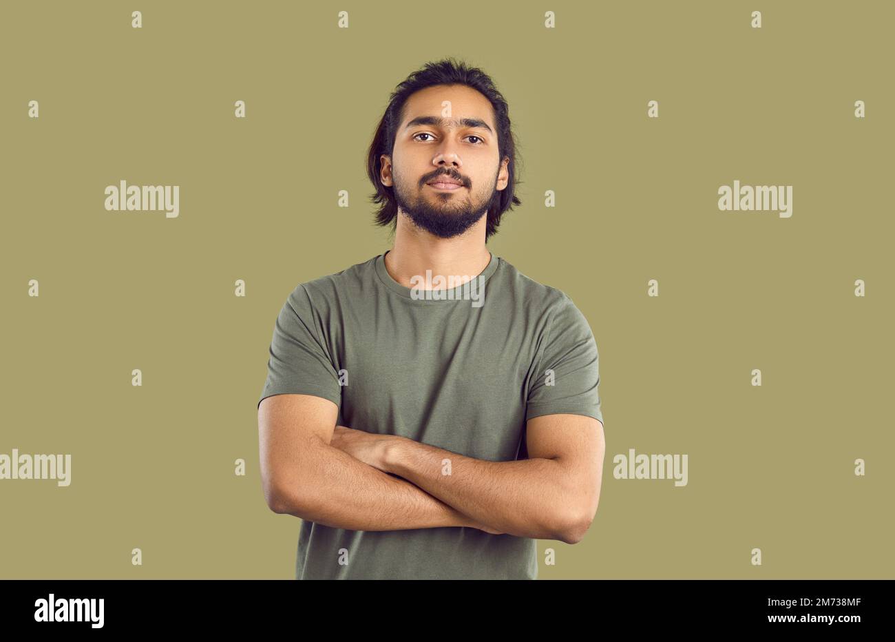 Joven morena hombre indio millennial con barba en pose de persona segura con los brazos cruzados Foto de stock