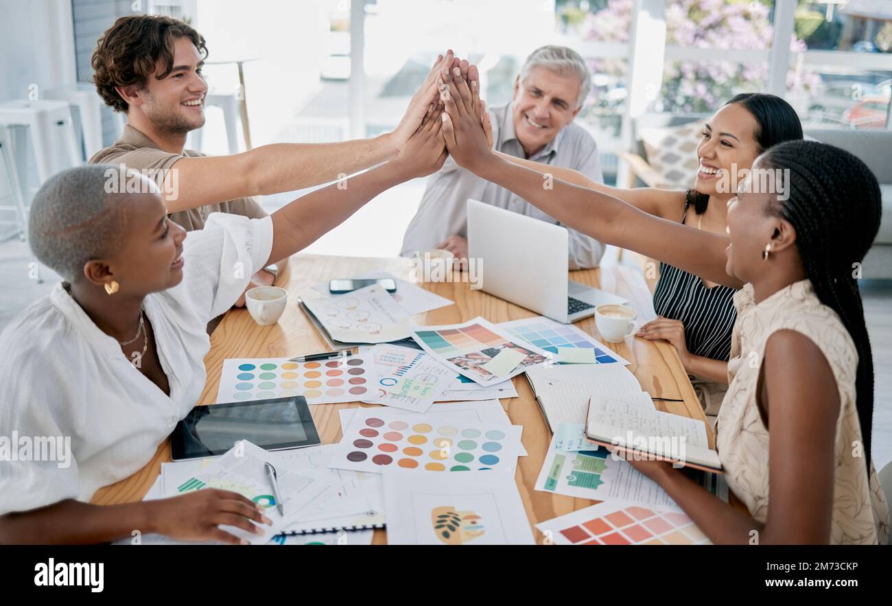 Diseñador, trabajo en equipo o empleados altos cinco para cumplir con los  objetivos de kpi, el éxito del objetivo de ventas o el logro grupal en la  oficina. Ganadores, color o feliz