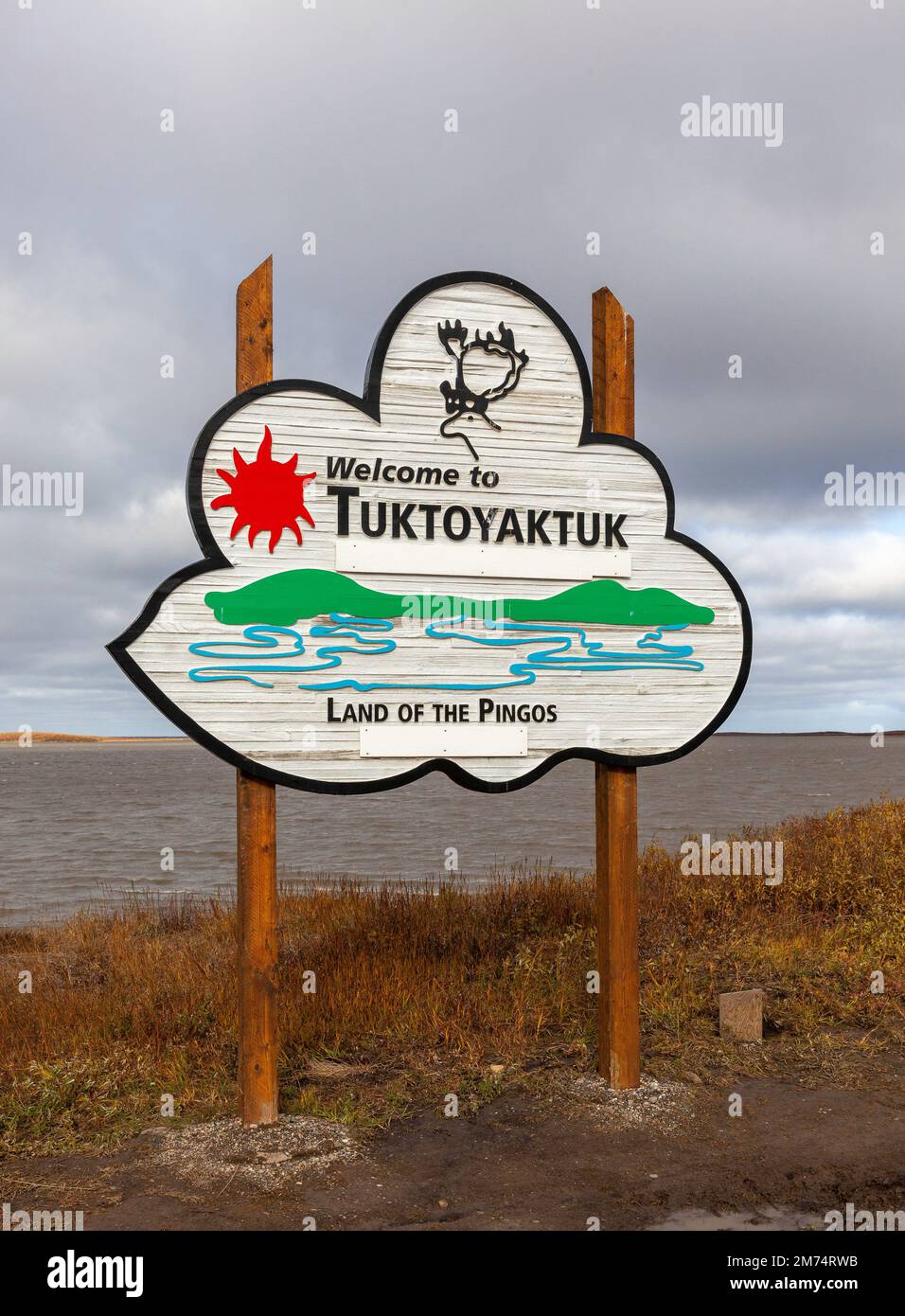 Foto del cartel 'Bienvenido a Tuktoyaktuk' tomada en los Territorios del Noroeste en Canadá con el océano Ártico en el fondo Foto de stock