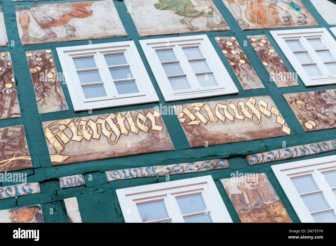 Casa de entramado de madera con pintura decorativa en el relleno en Schwalenberg Foto de stock