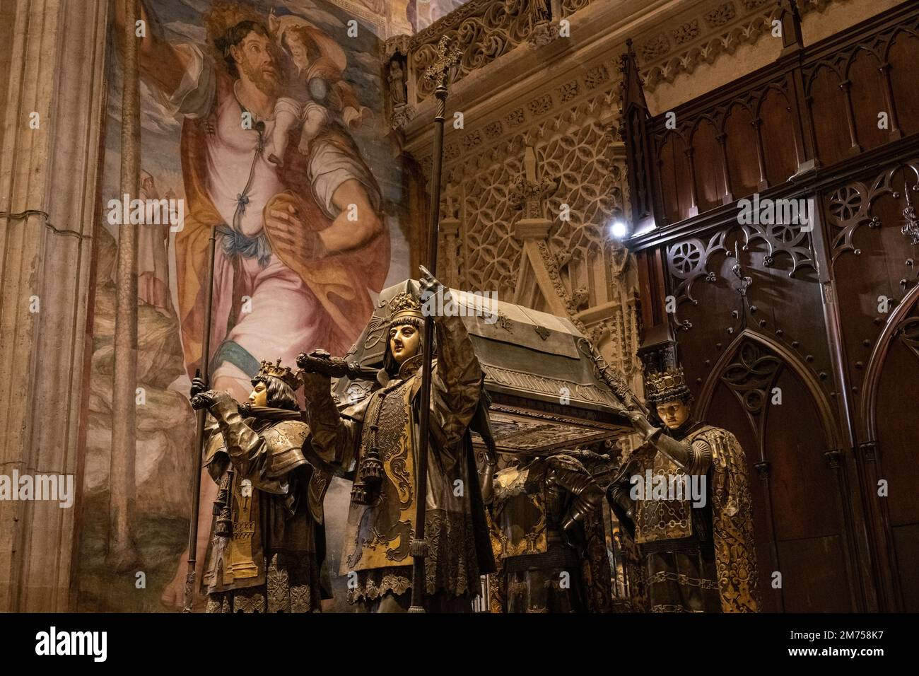 La Tumba de Cristóbal Colón se encuentra en el interior de la Catedral de Sevilla Foto de stock