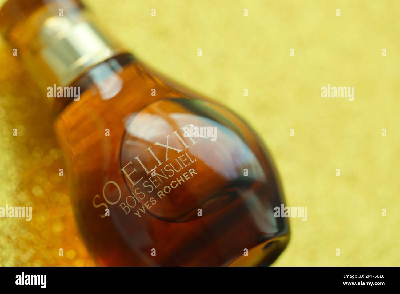 KYIV, UCRANIA - 4 DE MAYO de 2022 Botella de perfume So Elixir Bois Sensuei por Yves Rocher sobre fondo brillante Foto de stock