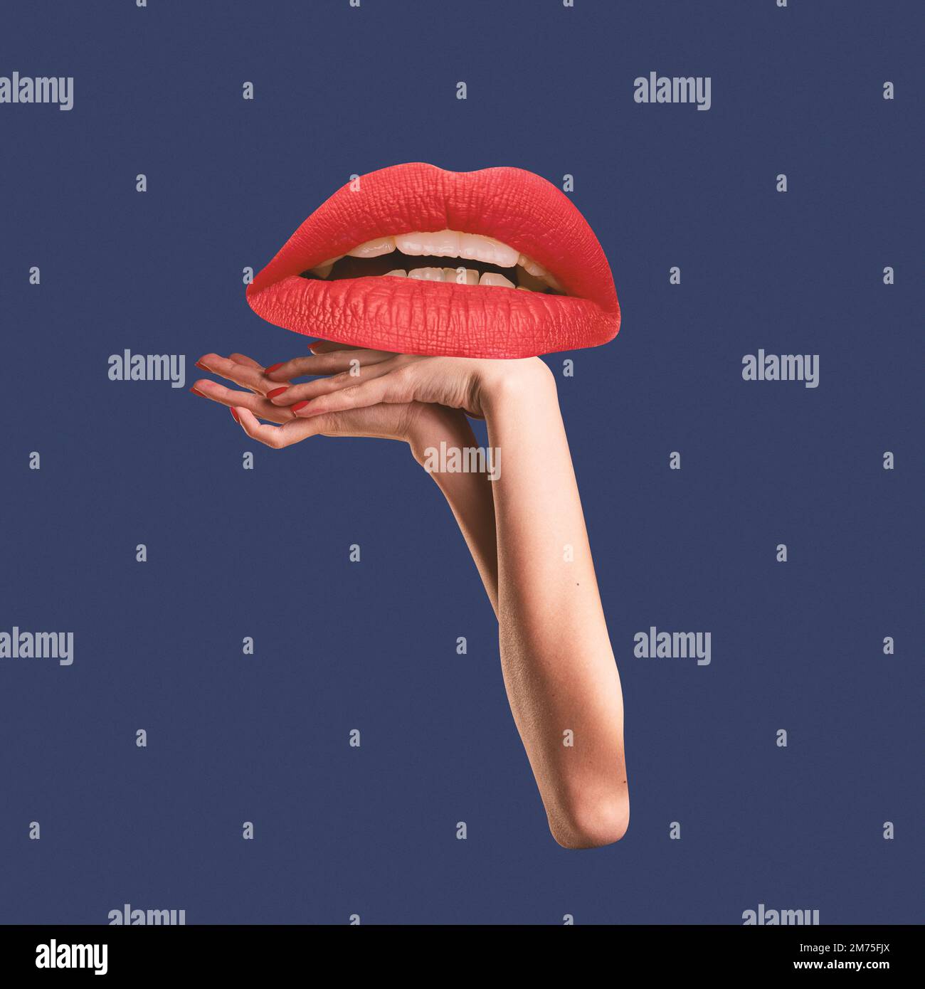Collage de arte contemporáneo. Diseño creativo. Labios femeninos rojos, boca apoyada en las manos sobre fondo azul. Charla romántica Foto de stock