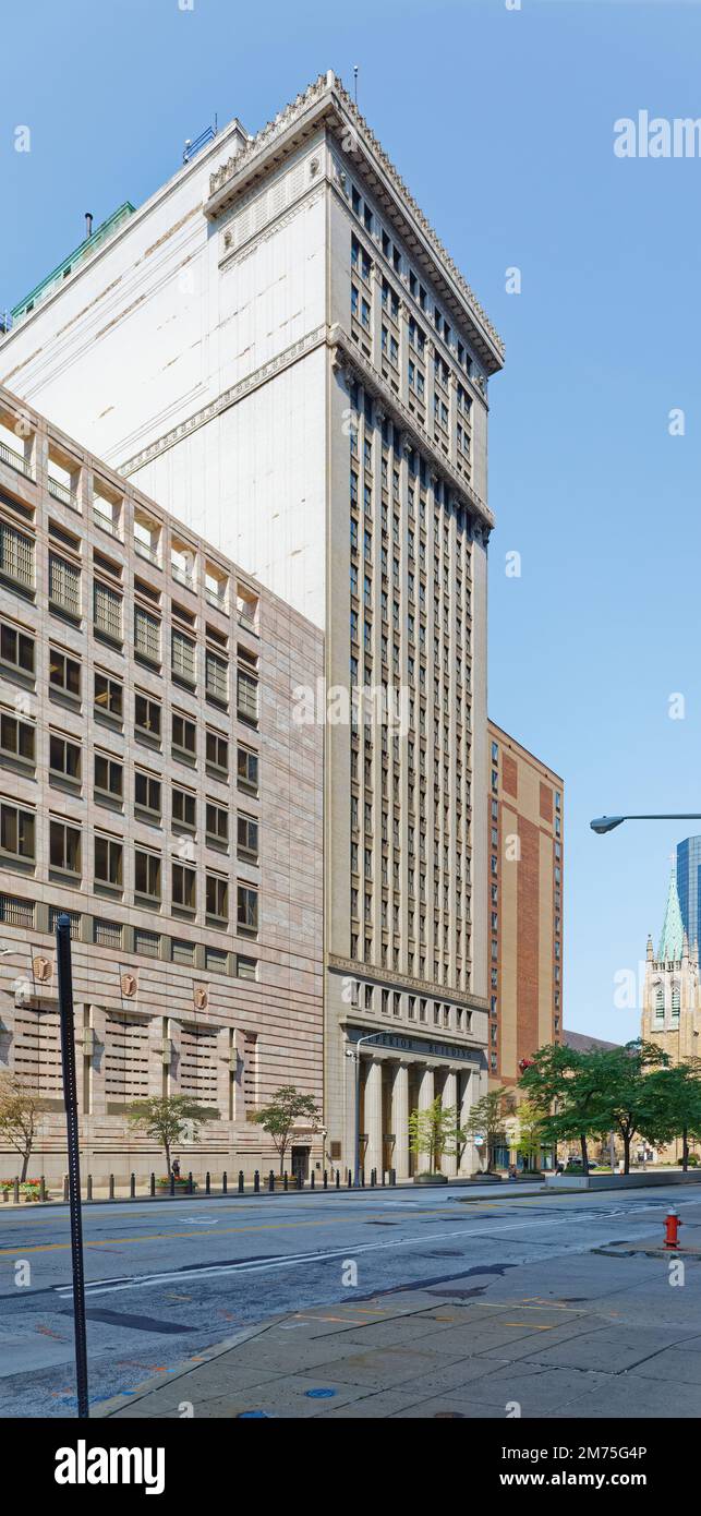 El edificio superior era el rascacielos más alto de Cleveland cuando se