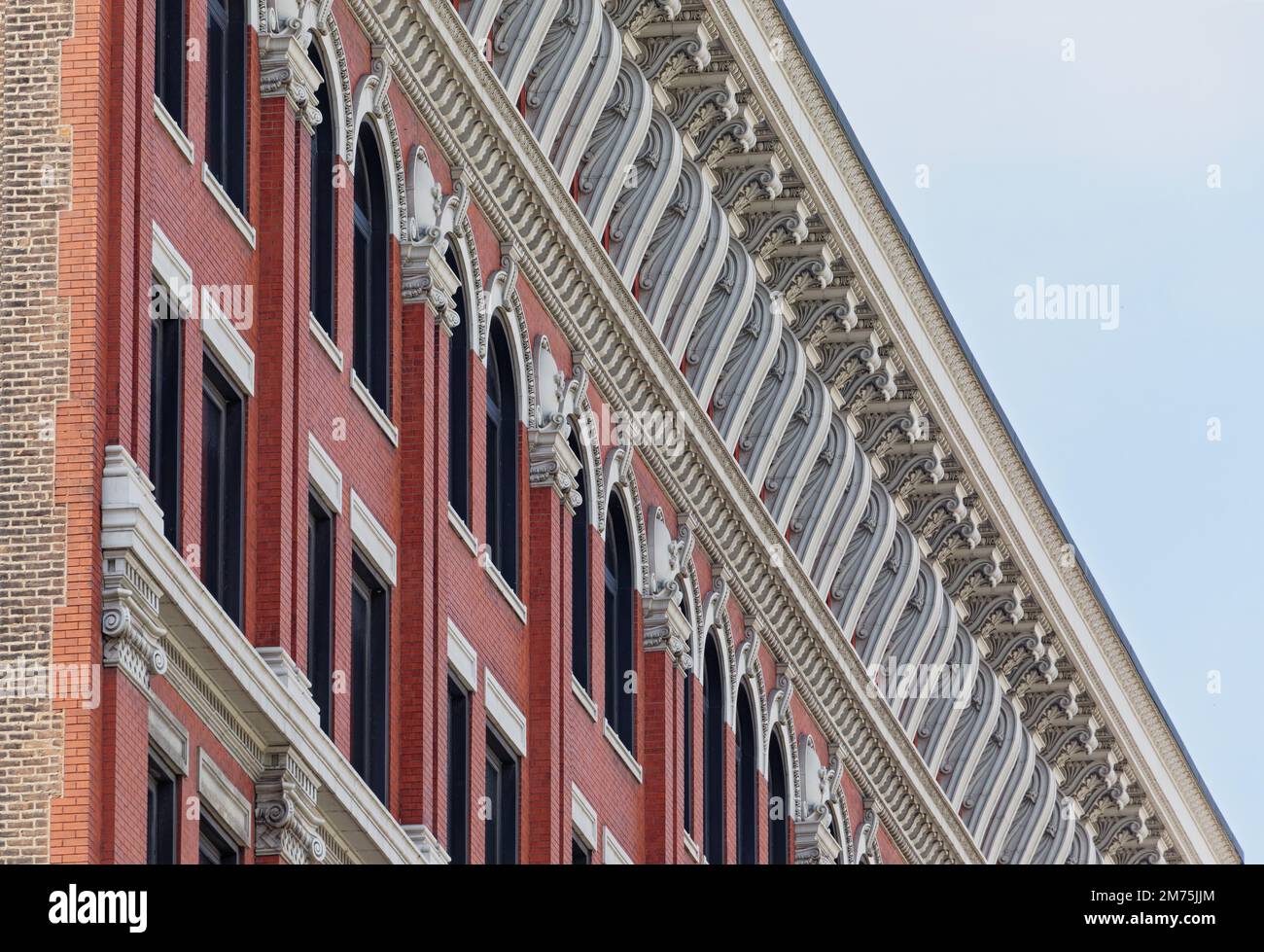 44 soportes masivos de terracota enmarcan las ventanas de la planta superior y apoyan la elaborada cornisa del Edificio Eléctrico. Foto de stock