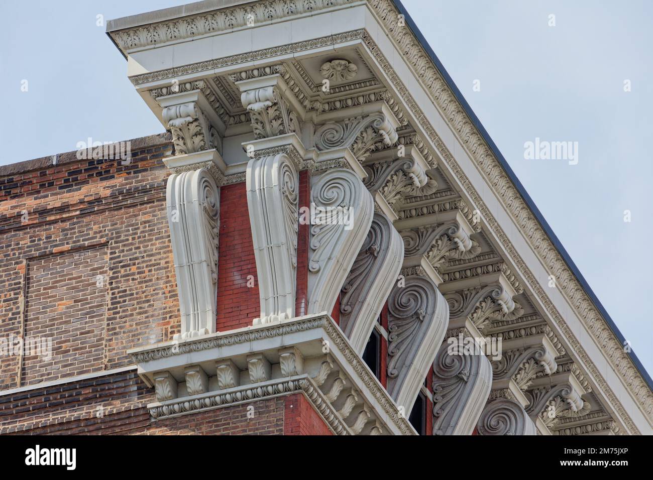 44 soportes masivos de terracota enmarcan las ventanas de la planta superior y apoyan la elaborada cornisa del Edificio Eléctrico. Foto de stock