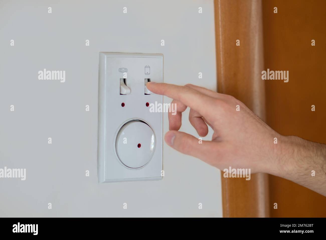 Radiador de aceite blanco aislado con el termostato y el interruptor de  encendido/apagado y el enchufe de alimentación sobre ruedas Fotografía de  stock - Alamy