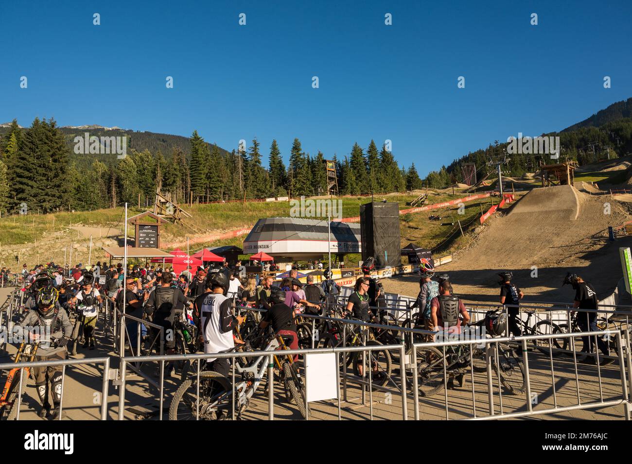 El Whistler Mountain Bike Park en una soleada tarde de verano. Whistler BC, Canadá. Foto de stock