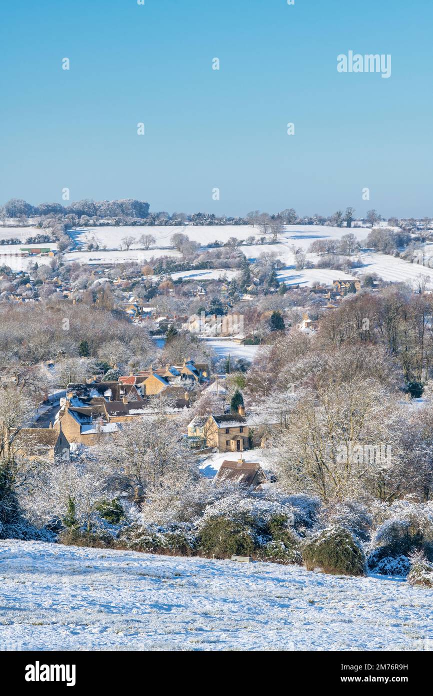 Amplio Campden en la nieve con Chipping Campden en la distancia. Broad Campden, Gloucestershire, Cotswolds, Inglaterra Foto de stock