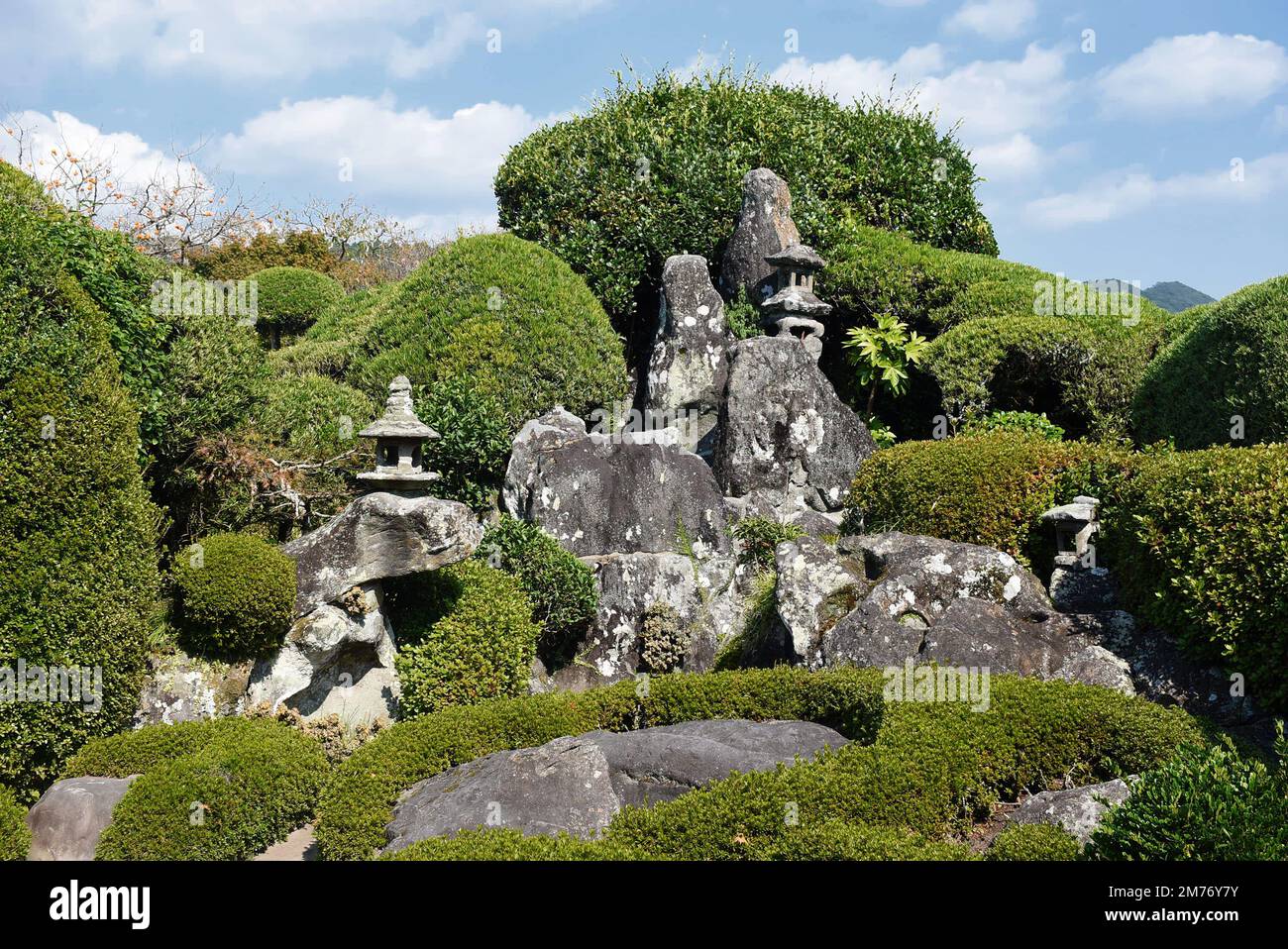 La ciudad japonesa de Chiran en la prefectura de Kagoshima es un distrito de samuráis preservado con casas y jardines de roca zen unidos a residencias de samuráis Foto de stock