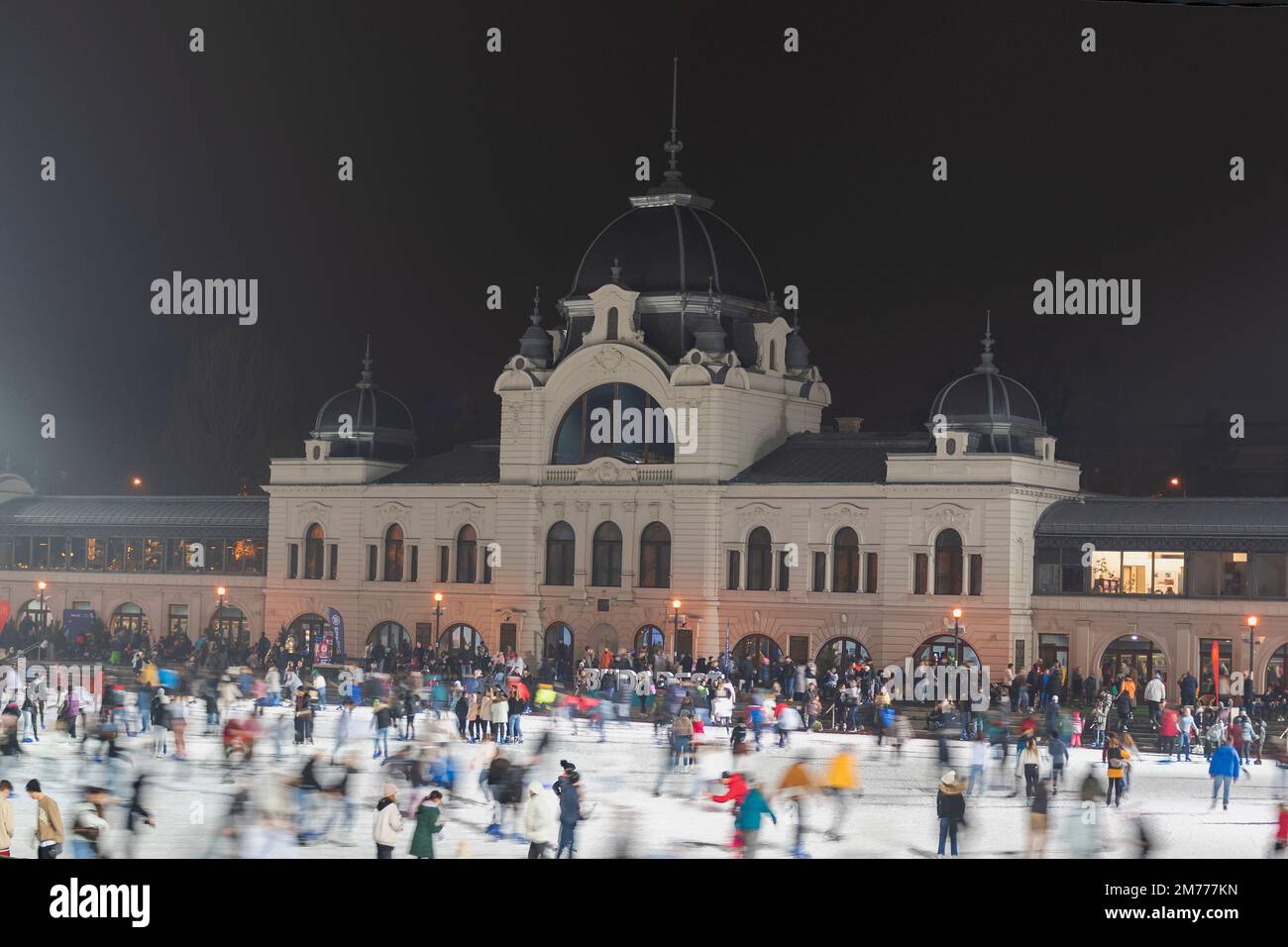 Gente de patinaje sobre hielo en Budapest Foto de stock