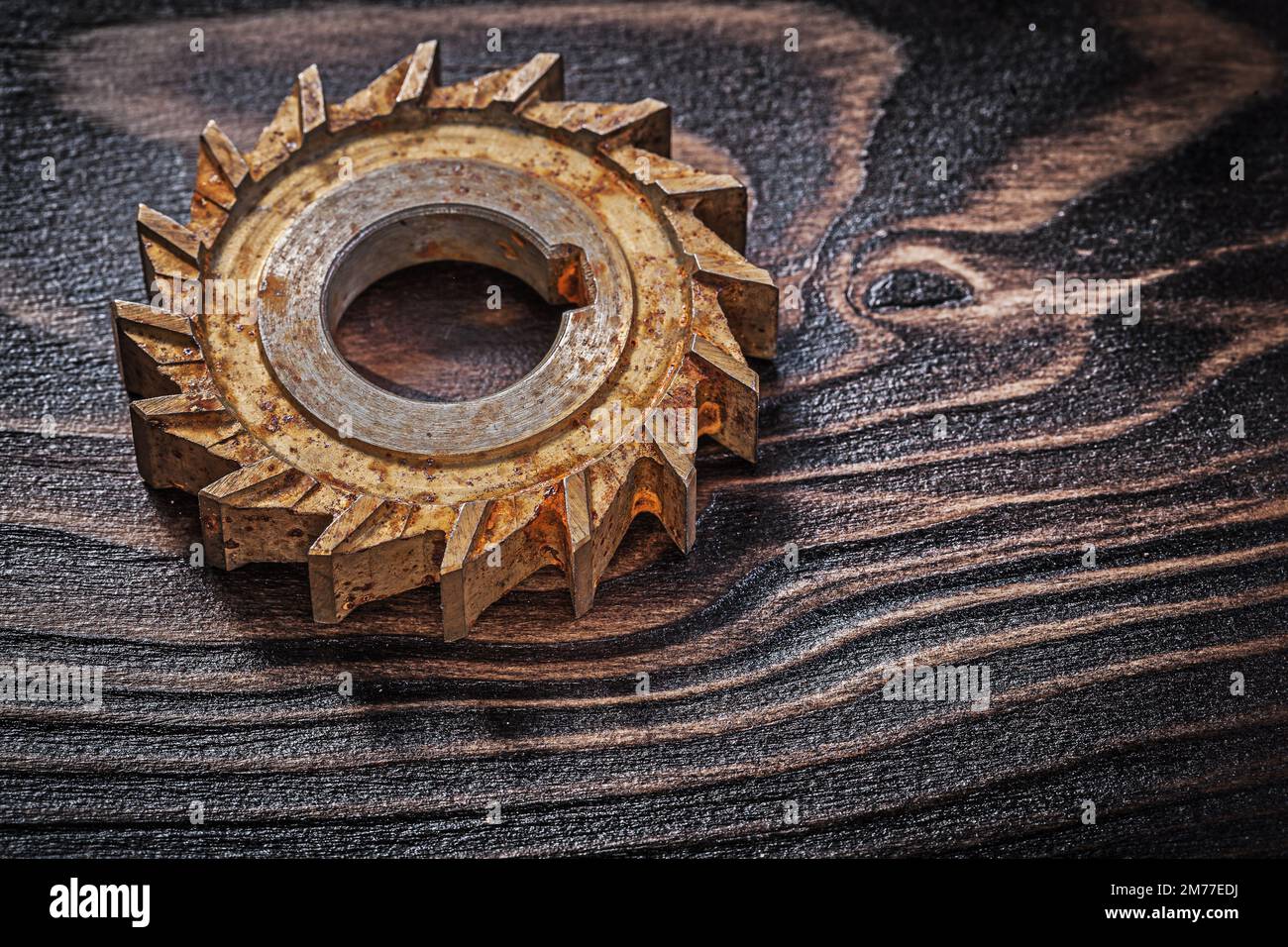 Cortador giratorio oxidado en concepto de construcción de fondo de madera vintage. Foto de stock