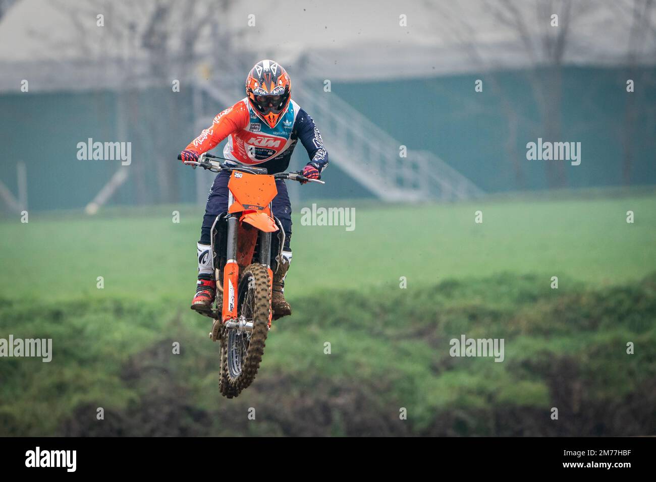 Crema, Italia – 12/2022: Moto de motocross realizando acrobacias en pista de entrenamiento Foto de stock