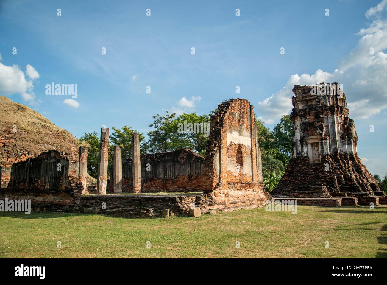 Las ruinas del Wat Nakorn Kosa en la ciudad de Lopburi en la provincia de Lopburi en Tailandia, Tailandia, Lopburi, noviembre de 2022 Foto de stock
