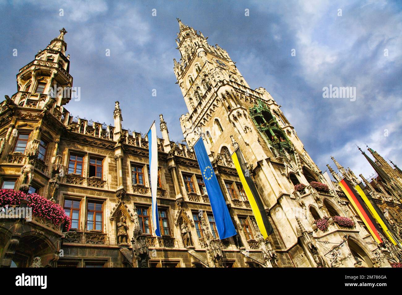 El Rathaus Glockenspiel en Marienplatz, Munich, Alemania Foto de stock