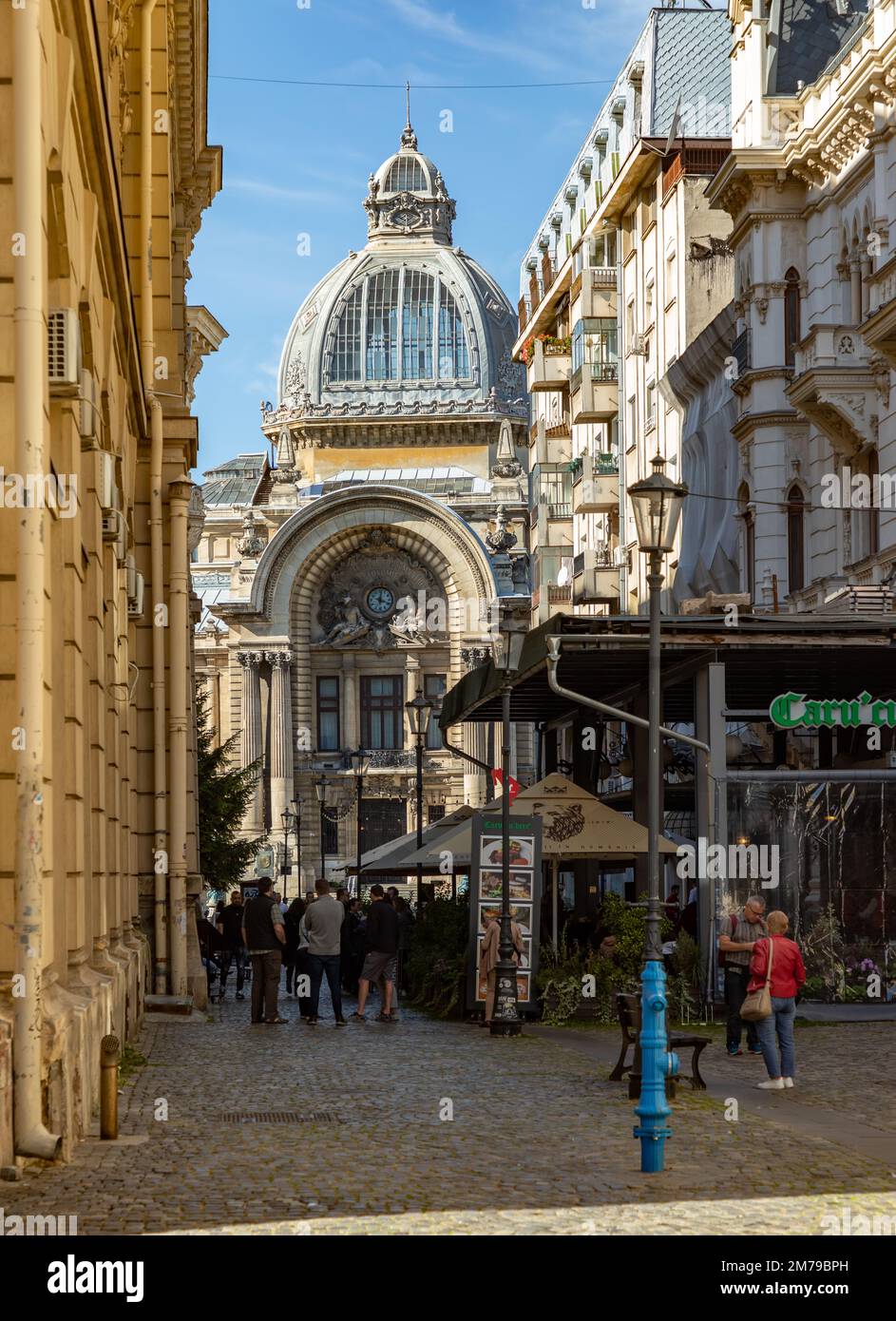 Una imagen del Palacio de los depósitos y consignas y la calle Stavropoleos, en Bucarest. Foto de stock